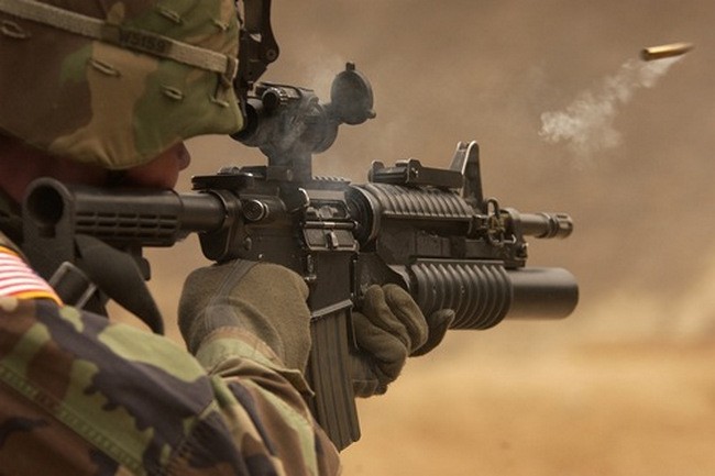 Soldato spara con M4