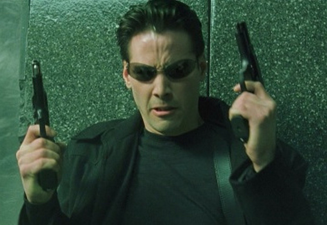 Neo in Matrix impugna due pistole Beretta 92FS