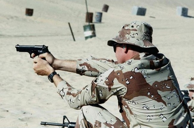 Soldato US Army con Beretta92FS